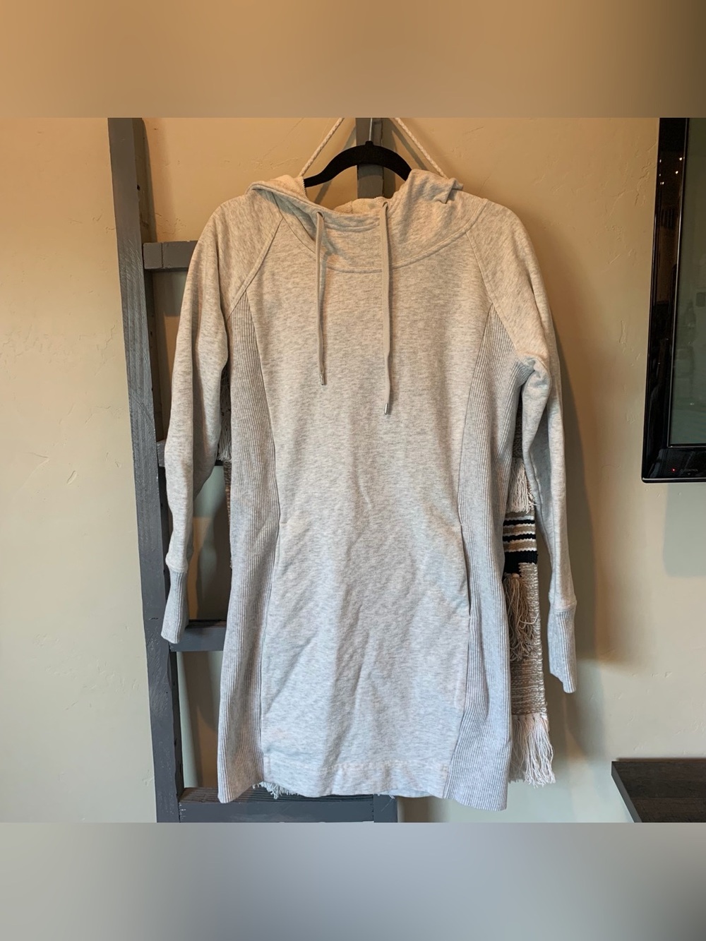Athleta hooded long pullover sweater Light Gray Size M Thumbholes Side Ribbed